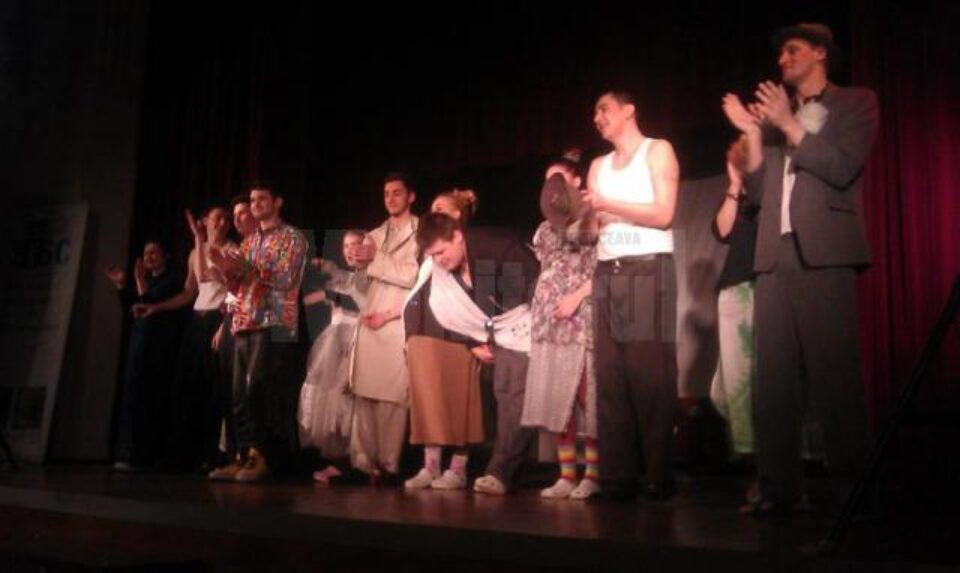 Trupa de teatru studențesc Fabulinus alături de regizorul Ion Sapdaru