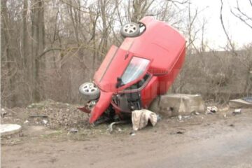 Mașina s-a izbit frontal în zidul de protecție a unui pod