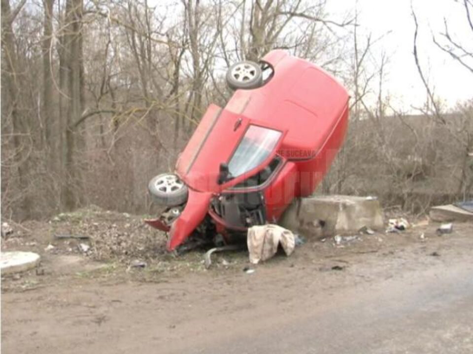 Mașina s-a izbit frontal în zidul de protecție a unui pod