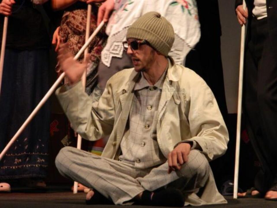 Trupa de teatru studențesc Fabulinus alături de regizorul Ion Sapdaru