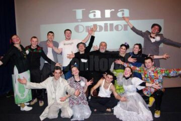 Trupa de teatru studențesc Fabulinus alături de regizorul Ion Sapdaru