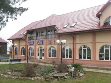 Primăria Valea Moldovei, în contrast cu amărâții care vin după ajutoare sociale
