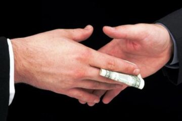 Un instructor auto a fost prins în flagrant în timp ce primea 800 de euro de la doi dintre elevii pe care i-a învățat să conducă. Foto: www.4tuning.ro