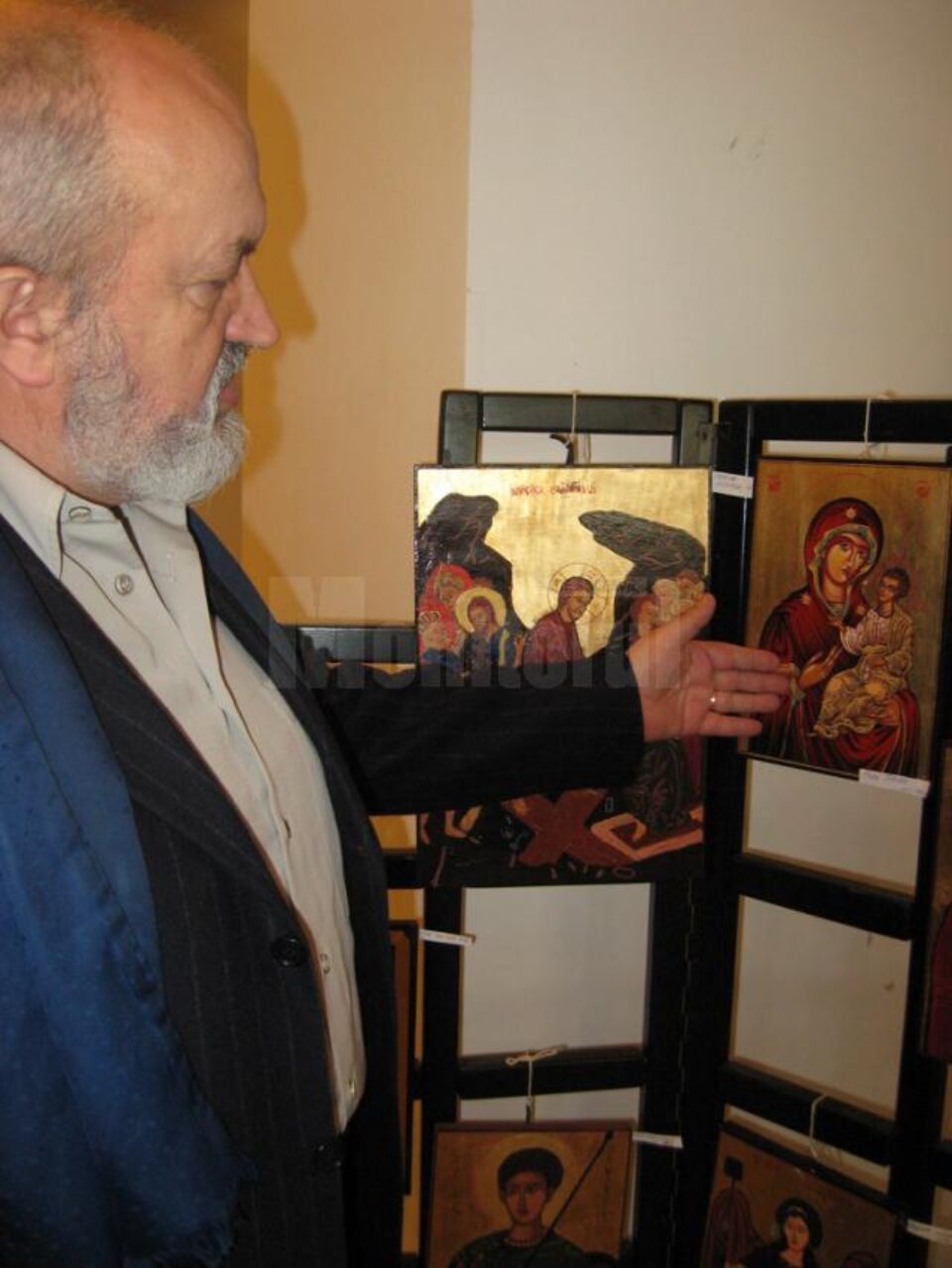 Profesorul Traian Chiliomn, la expoziția „Fereastră spre cer”