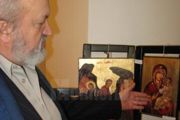 Profesorul Traian Chiliomn, la expoziția „Fereastră spre cer”
