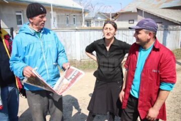 Familia Burduja alături de pastorul penticostal al bisericii la care merg de zeci de ani