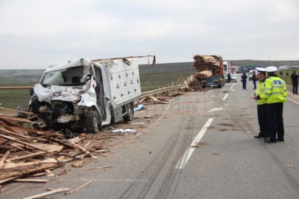 Tânărul în vârstă de 24 de ani a murit strivit de încărcătura lemnoasă