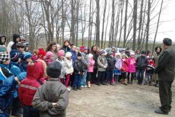 80 de elevi au participat la o activitate de plantare de puieți