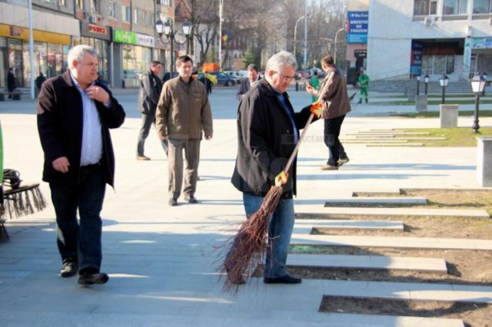 Primarul Ion Lungu măturând