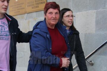 Maria Belei a fost adusă ieri cu cătușe la mână la Parchetul de pe lângă Judecătoria Suceava