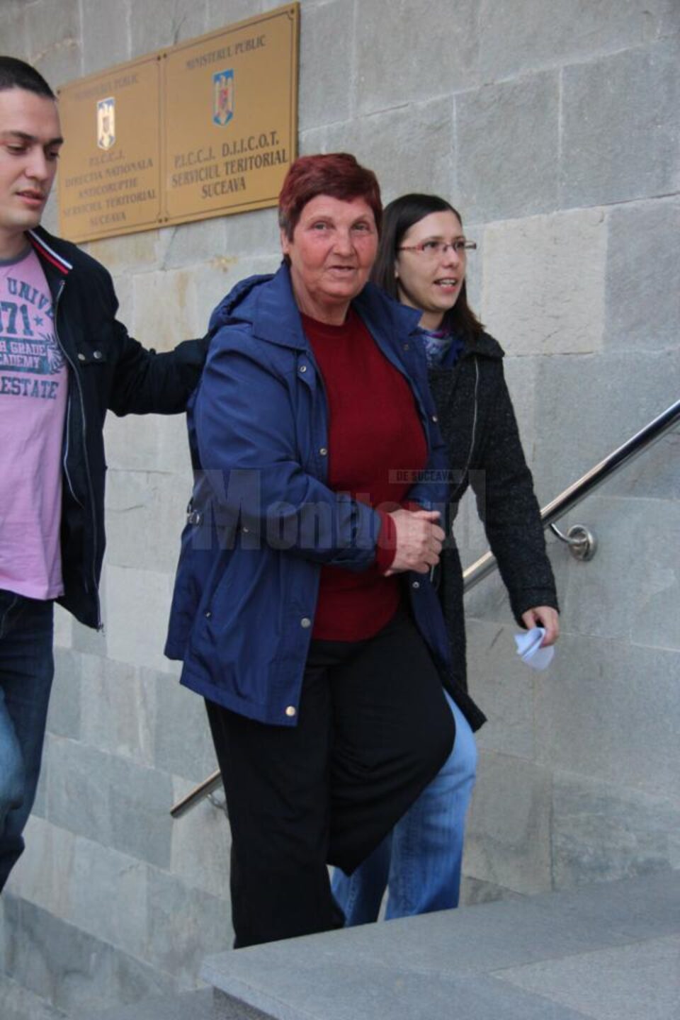 Maria Belei a fost adusă ieri cu cătușe la mână la Parchetul de pe lângă Judecătoria Suceava Maria Belei a fost adusă ieri cu cătușe la mână la Parchetul de pe lângă Judecătoria Suceava