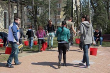 Tinerii social-democrați au văruit arborii din parcul central al Sucevei