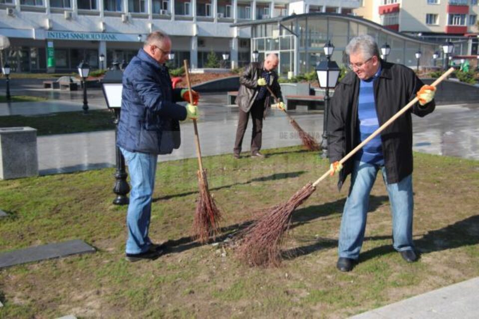Ion Lungu și Alexandru Băișanu, împreună la măturat în centrul Sucevei