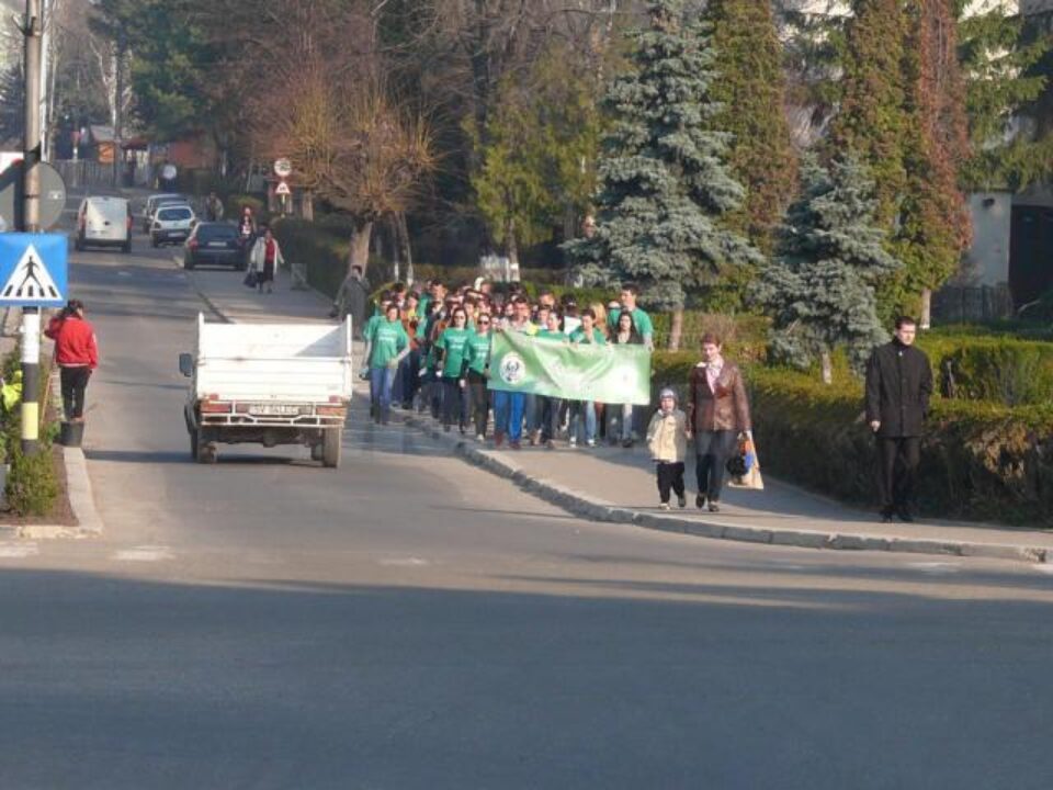 Proiectul “Eco Desire” s-a încheiat ieri cu un marș desfășurat prin municipiul Fălticeni Proiectul “Eco Desire” s-a încheiat ieri cu un marș desfășurat prin municipiul Fălticeni