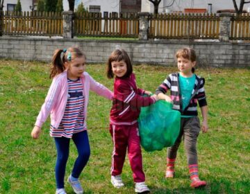 Elevii de la Școala Gimnazială Nr. 8 au plantat panseluțe