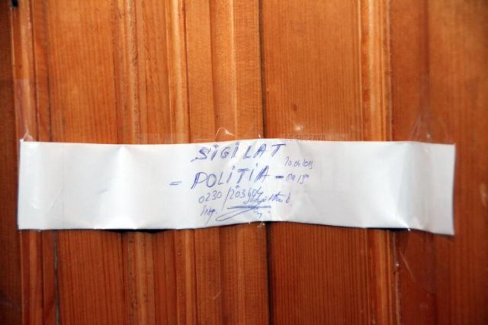 Ușa apartamentului în care s-a comis crima a fost sigilată de anchetatori