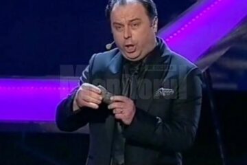 Sorin Ursan modelând chipul lui Verdi, în timp ce cânta „La donna è mobile”