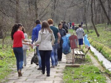 Angajații Selgros și elevii a trei școli din Suceava au făcut curat în parcul Șipote