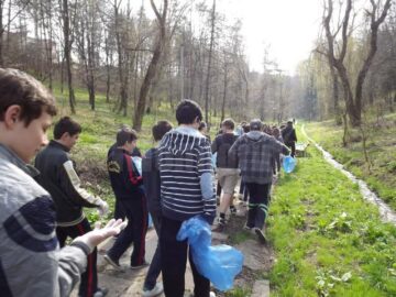 Angajații Selgros și elevii a trei școli din Suceava au făcut curat în parcul Șipote