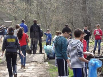 Angajații Selgros și elevii a trei școli din Suceava au făcut curat în parcul Șipote