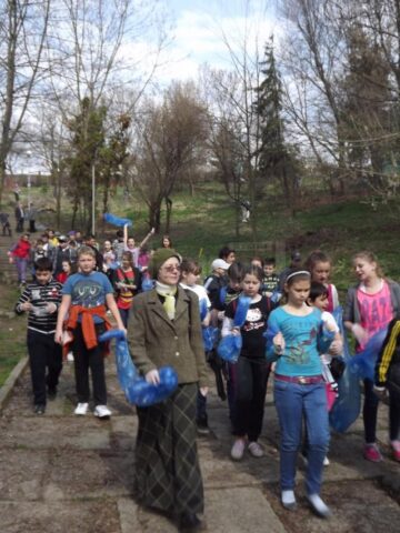 Angajații Selgros și elevii a trei școli din Suceava au făcut curat în parcul Șipote