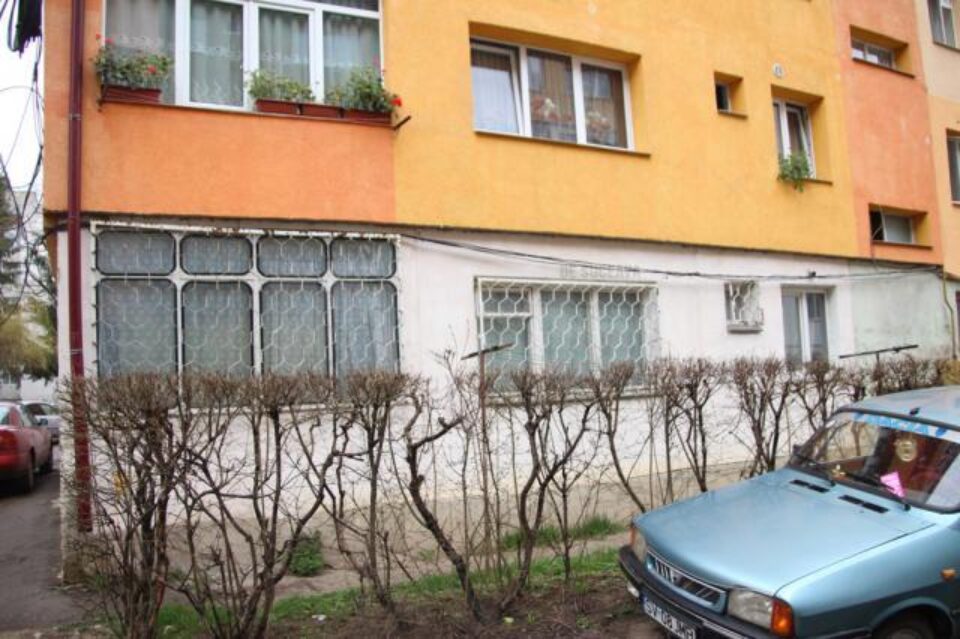 La parterul acestui bloc, de pe Aleea Lalelelor, locuia bărbatul omorât
