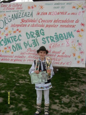 Valentin Bertea a câștigat trofeul festivalului “Cântec drag din plai străbun”
