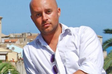 Florin Cojocaru a acționat în instanță universitatea particulară „Tibiscus” din Timișoara, cerând plata a 20.000 de lei pentru daune morale și 3.890 de euro pentru cheltuielile de întreținere