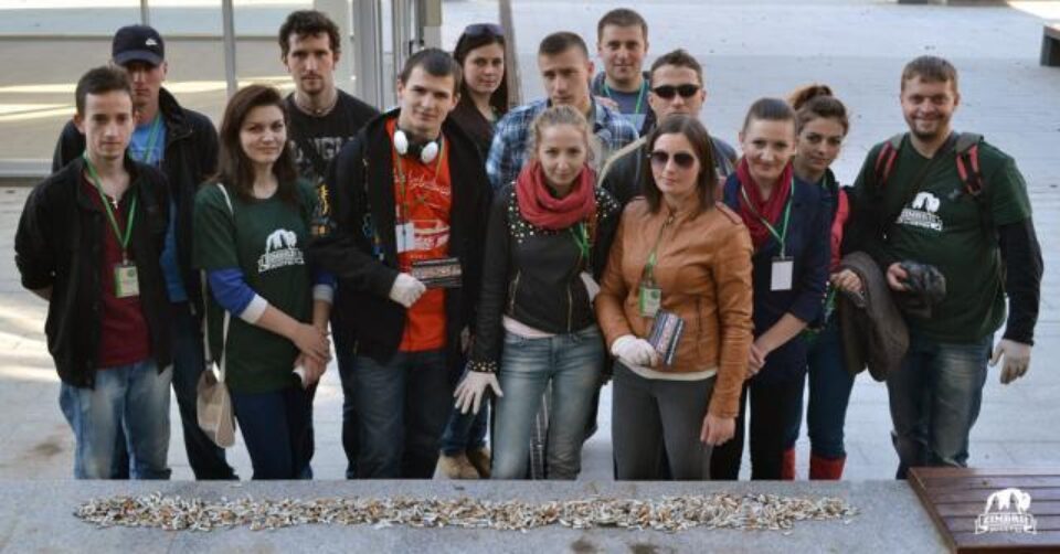 Participanții la activitate și mucurile de țigară adunate din parc