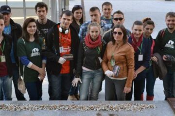 Participanții la activitate și mucurile de țigară adunate din parc
