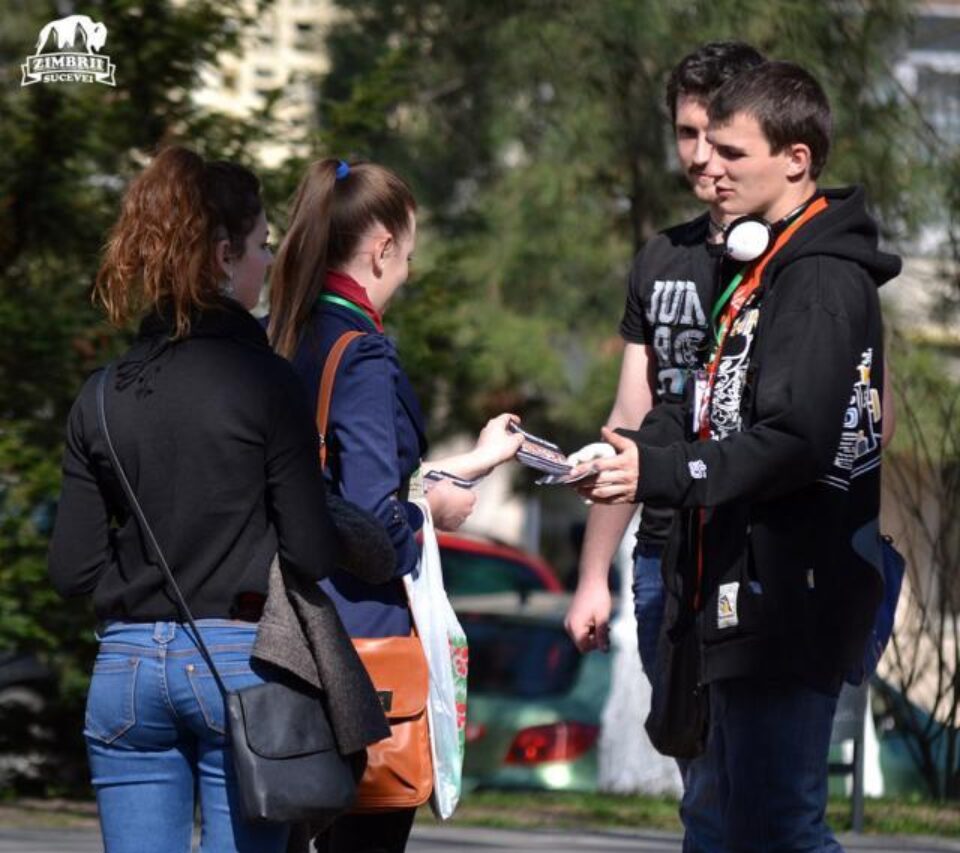 Participanții la activitate și mucurile de țigară adunate din parc