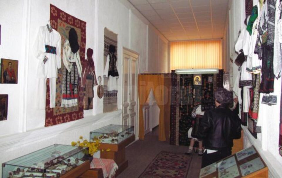 Expoziție de port popular, ouă încondeiate, sculptură în lemn, icoane și împletituri