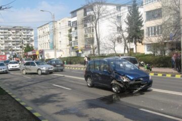 În urma impactului a fost rănit ușor șoferul în vârstă de 21 de ani, care conducea autoturismul Seat
