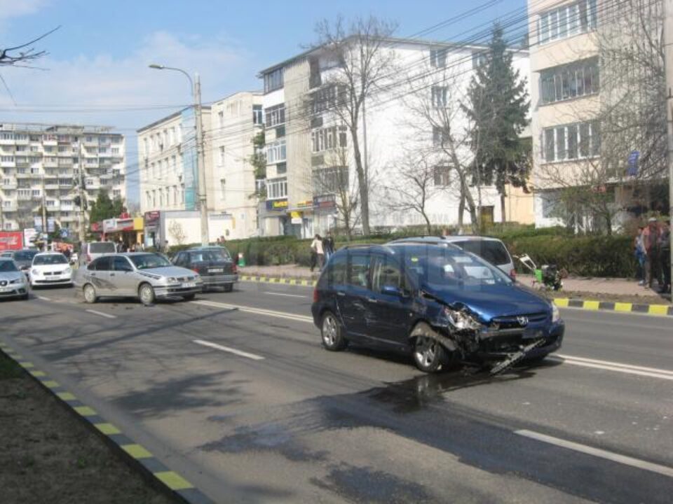 În urma impactului a fost rănit ușor șoferul în vârstă de 21 de ani, care conducea autoturismul Seat În urma impactului a fost rănit ușor șoferul în vârstă de 21 de ani, care conducea autoturismul Seat