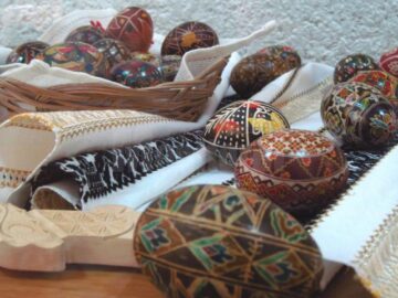 Expoziție de port popular, ouă încondeiate, sculptură în lemn, icoane și împletituri