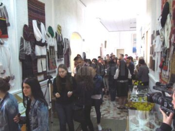 Expoziție de port popular, ouă încondeiate, sculptură în lemn, icoane și împletituri