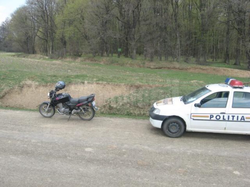Motocicleta era parcată pe marginea drumului, la câteva zeci de metri de locul în care a fost găsită victima