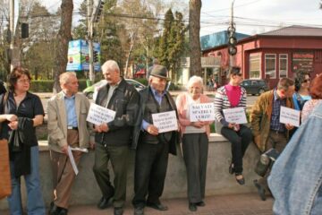 Aproximativ 30 de oameni au participat ieri după-amiază la o acțiune de protest în zona Primăriei Suceava