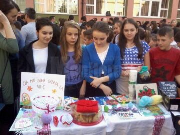 Standuri cu dichis, expuse de sute de elevi ai Școlii “Miron Costin”, la Târgul de Florii