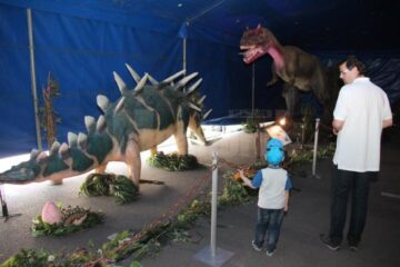 Dinozauri mișcători, în mărime naturală, expuși în parcarea Shopping City