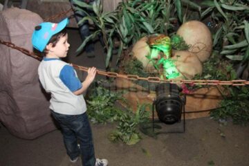 Dinozauri mișcători, în mărime naturală, expuși în parcarea Shopping City