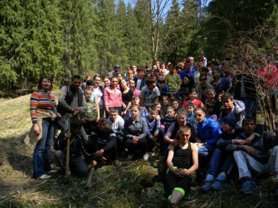 Peste 500 de puieți de arbori, plantați de elevi ai Școlii Profesionale Speciale din Câmpulung Moldovenesc