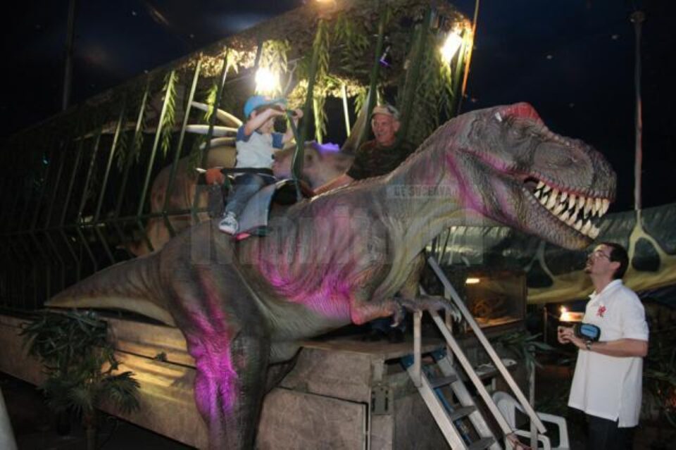 Dinozauri mișcători, în mărime naturală, expuși în parcarea Shopping City