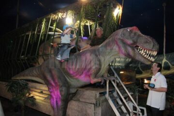 Dinozauri mișcători, în mărime naturală, expuși în parcarea Shopping City