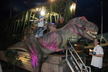 Dinozauri mișcători, în mărime naturală, expuși în parcarea Shopping City