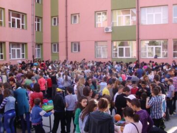 Standuri cu dichis, expuse de sute de elevi ai Școlii “Miron Costin”, la Târgul de Florii