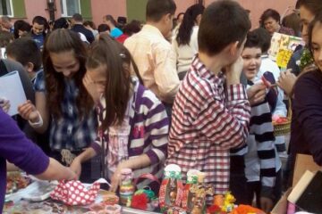 Standuri cu dichis, expuse de sute de elevi ai Școlii “Miron Costin”, la Târgul de Florii