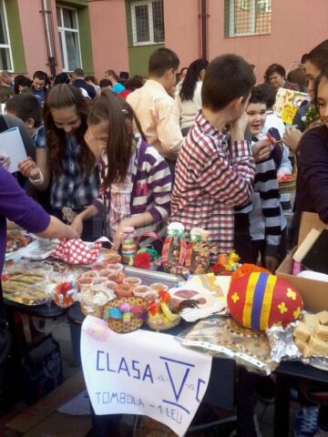 Standuri cu dichis, expuse de sute de elevi ai Școlii “Miron Costin”, la Târgul de Florii