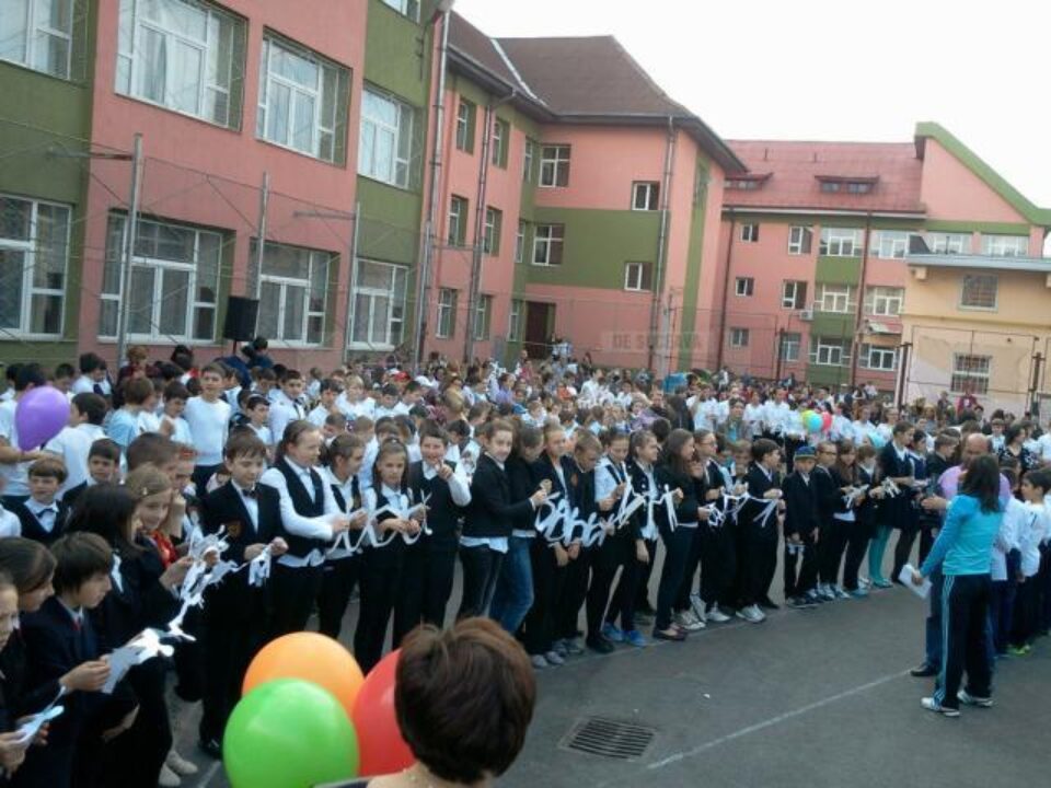 1.000 de elevi, zeci de cadre didactice și părinți s-au întâlnit la Școala Gimnazială “Miron Costin” în cadrul Campaniei Globale pentru Educație