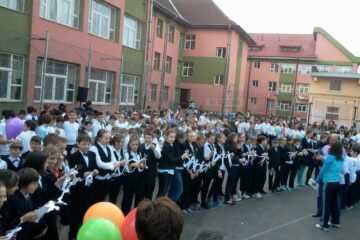 1.000 de elevi, zeci de cadre didactice și părinți s-au întâlnit la Școala Gimnazială “Miron Costin” în cadrul Campaniei Globale pentru Educație